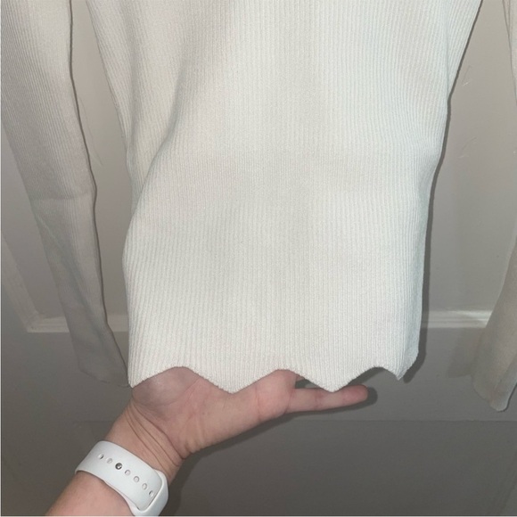 NWT Francesca’s Women’s Sandra Ribbed Scalloped Sweater - Size Large - Picture 6 of 9
